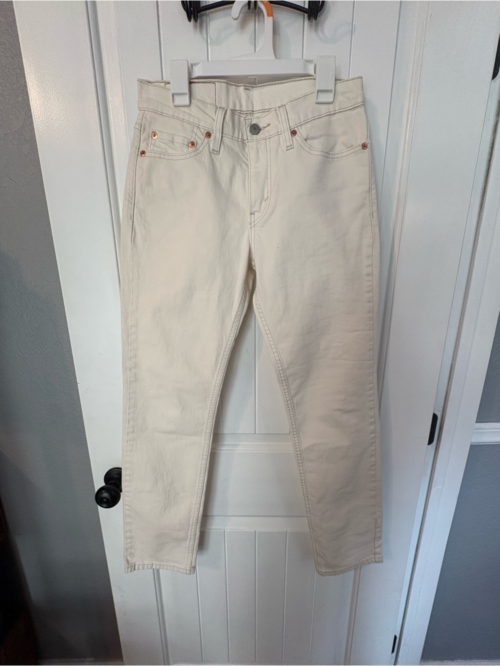 Levi's Women's Straight Leg Jeans in Cream